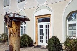 AVEFLOR pohled na starou budovu - boční vchod